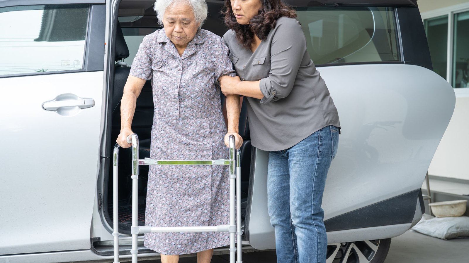 transporte adequado para evitar queda de idosos