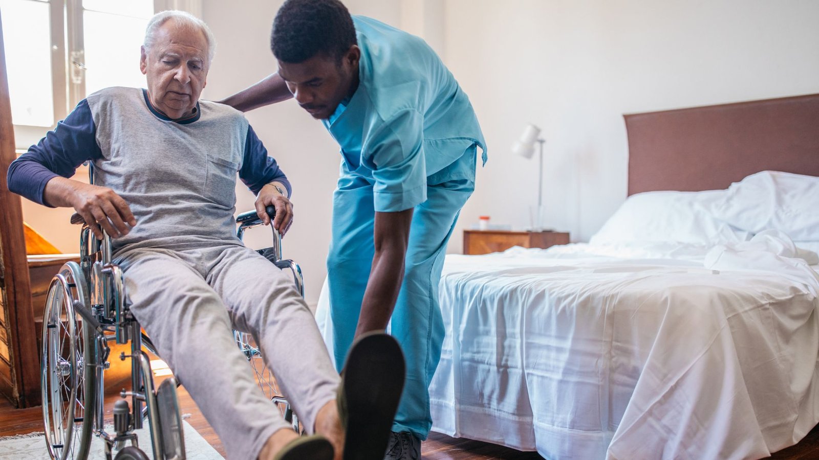 Cuidador de idoso ou casa de repouso, qual deve escolher?