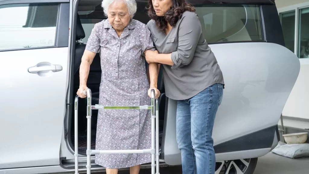 transporte adequado para evitar queda de idosos