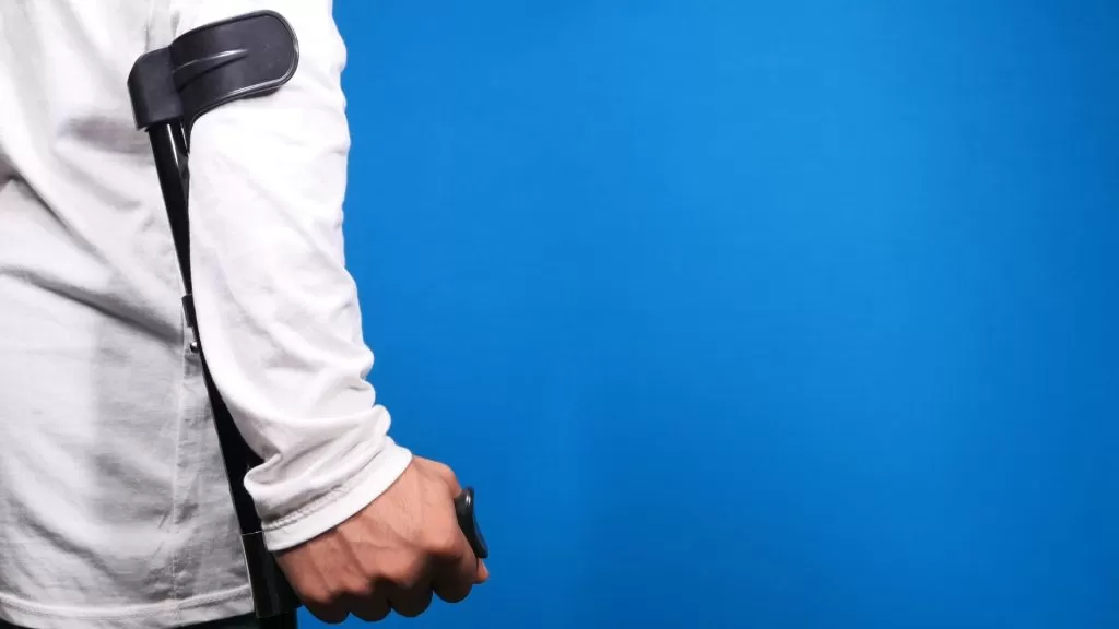 dor nos braços dos idososao usar muletas