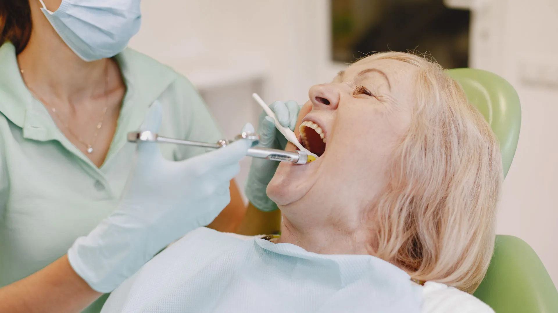 Idosa no dentista para cuidar da saúde bucal