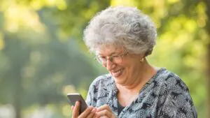 Idosa realizando o teste gratuito do risco de queda